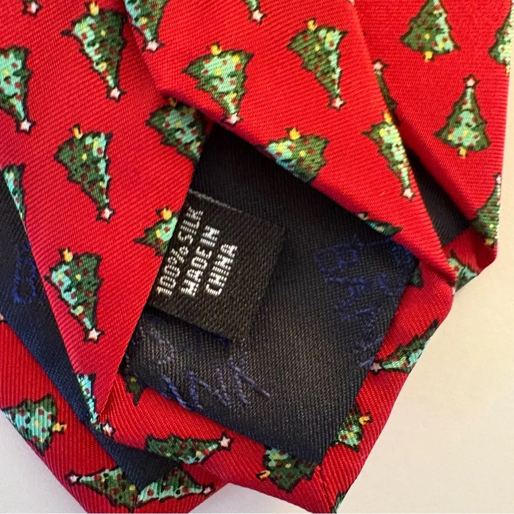 Jos A Bank Holiday Travelers Red Tie Christmas Tree‎ Silk Stain Resistant 60”X3”